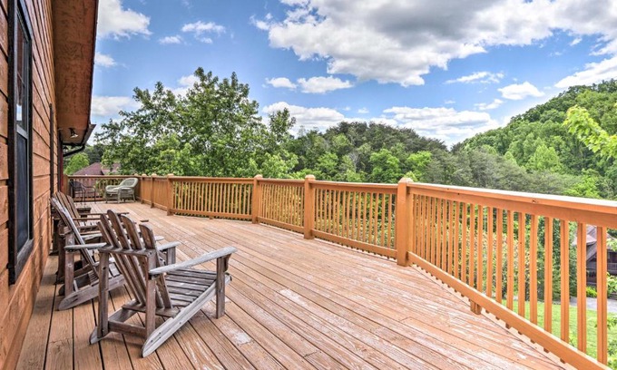Sevierville Casa | Log Cabin with Deck and Hot Tub 5 Mi to Dollywood!