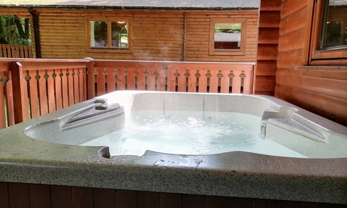 Kenwick Cabina | Log cabin with hot tub and nestled in Kenwick Park, Louth