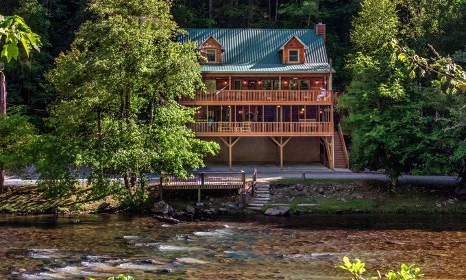 Sylva Cabina | Log cabin with large decks on the Bank of the Tuckasegee River.