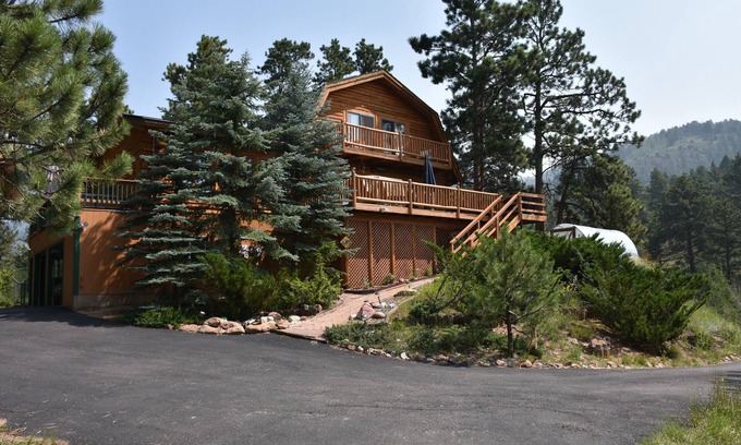 Woodland Park Cabina | Log cabin with Pikes Peak views