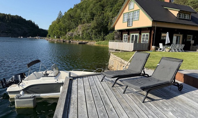 Torreby Chalet De Esquí | Log cabin with pool, sauna and boat by Torreby Castle | SE09080