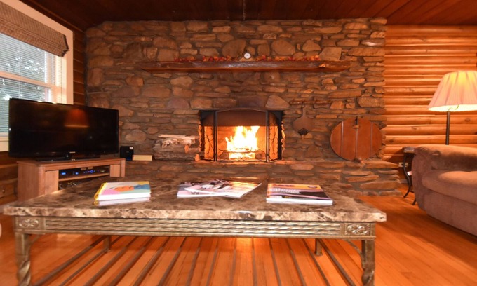 Candler Cabina | Cabaña de madera, chimenea a leña, bañera de hidromasaje, piscina, admite mascotas, Asheville, NC