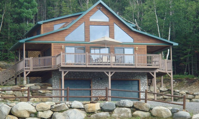 Errol Chalet De Esquí | Log Chalet con vistas al estanque y a la montaña ¡Vistas al atardecer!