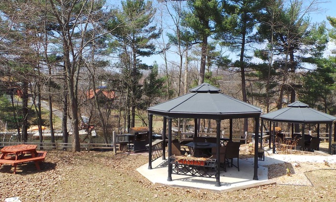 Lake Delton Casa | Log Gables - Lake Front