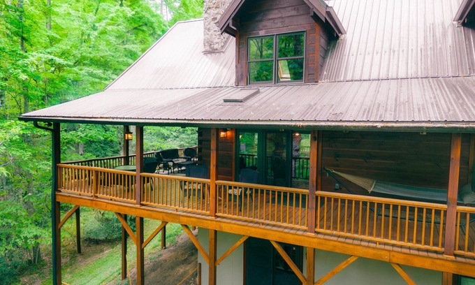 Banner Elk Cabina | Log Heaven - Romantic Luxury Log Cabin near Banner Elk With Hot Tub, Pool Table, & Fishable River!