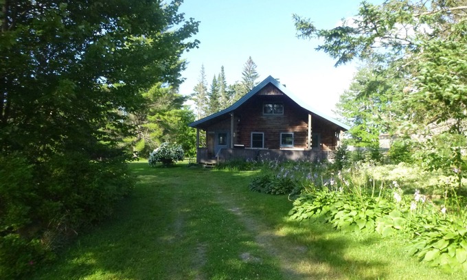 Green Mountains Otro | Log Home Mountain Hideaway with Mountain biking and Dog sledding Trails