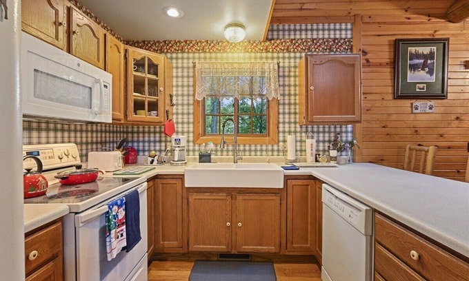 Lake Wazeecha Casa | Log Home near Lake - *Fish *Boat *Bike *Pets