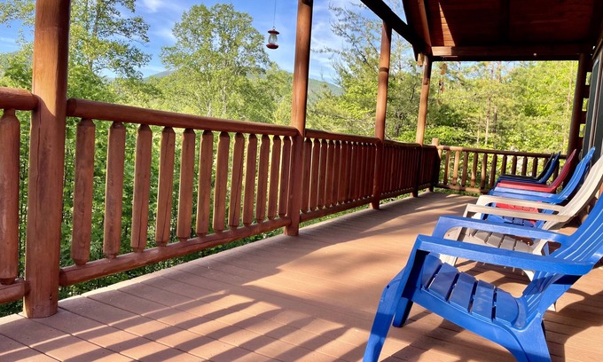 Whittier Cabina | Log home nestled in the Smoky Mountains.