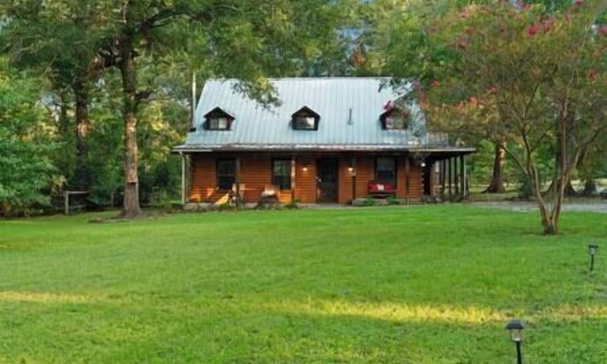 Montgomery Casa | Chalet, 4,3 acres-jacuzzi, Log home on 4.4 acres| Hot tub | 20kw Generator