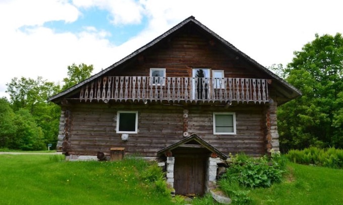 Plainfield Casa | Log House with Views of Spruce Mtn