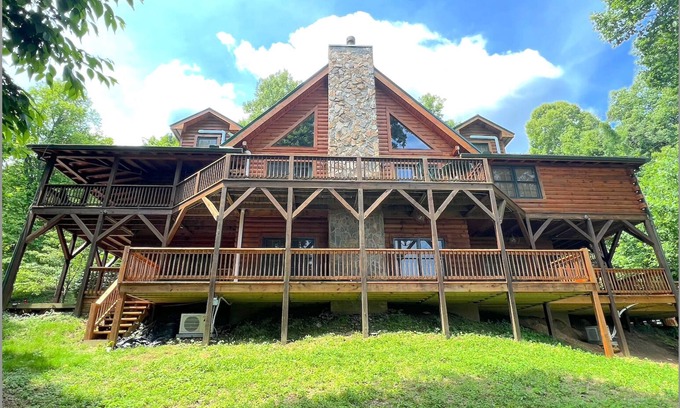 Waynesville Casa | Log Lodge, Breathtaking Views, Hot Tub, Fire Pit, Wifi