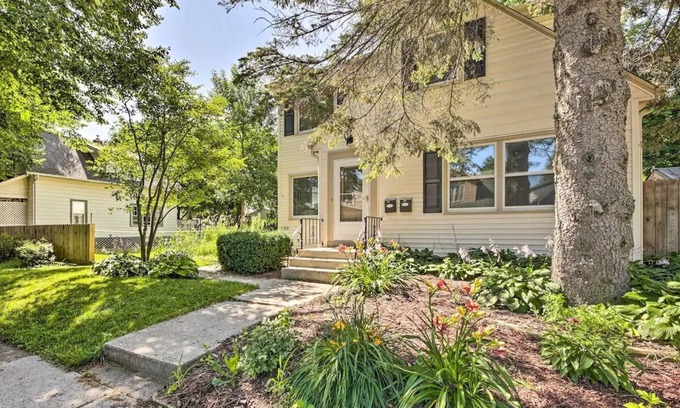 Sheboygan Apartamento | Logan Ave Holiday House - Upper