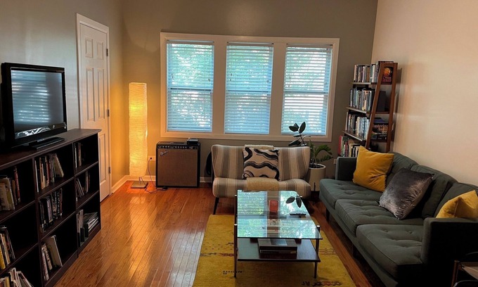 Palmer Square Apartamento | Logan Square Loft — Writer’s Retreat Near Blue Line & Cafés