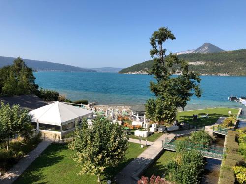 Duingt Apartamento | Logement atypique avec vue unique panoramique sur le lac d’Annecy, dans une résidence avec plage et ponton privée sur la commune de Duingt (Rive gauche du lac).