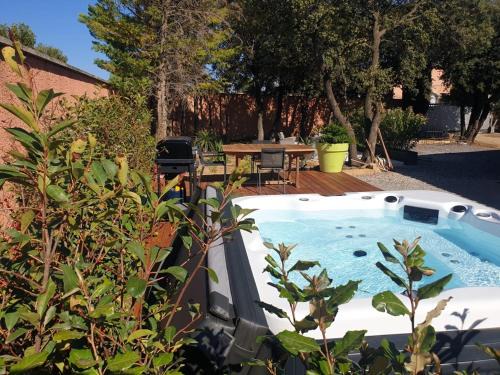 Aureille Casa | Logement indépendant avec Jacuzi pour 4ou 5 personnes, 2 chambres