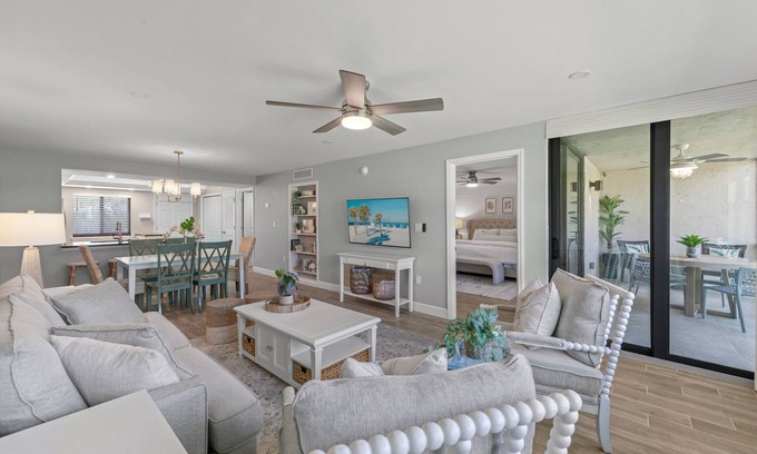 Sanibel Condominio | Loggerhead Cay 411 beautifully designed steps to beach!