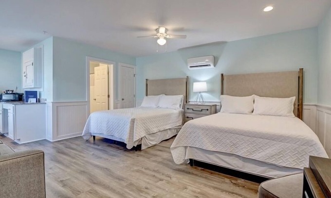 Surf City Hotel | Loggerhead Inn & Suites - Two Queen Suite in hotel in Surf City, North Carolina
