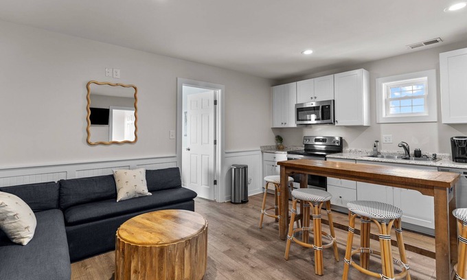 Surf City Hotel | Loggerhead Inn & Suites - Two King Cottage in hotel in Surf City, North Carolina
