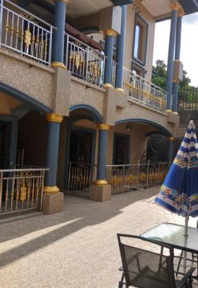 Yaounde Apartamento | LOGIS D'HERGUINE - SUITE AGNES - 4 personnes - Piscine - Salle de Mariage