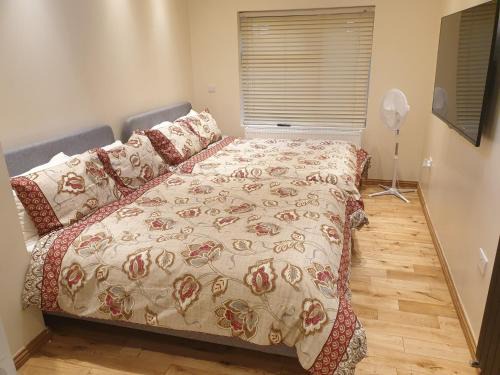 Clayhall Apartamento | London Luxury Apartments 1min walk from Underground, with FREE PARKING FREE WIFI