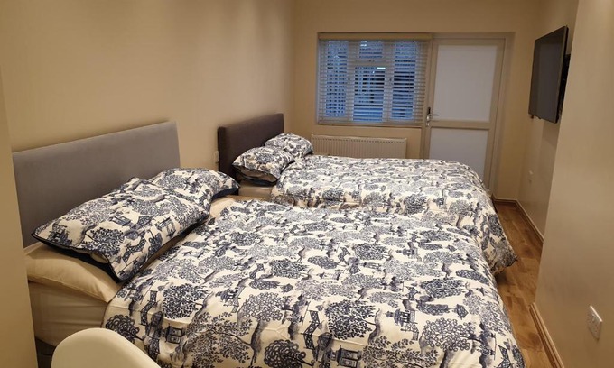 Valentines Apartamento | London Luxury Apartments 3 Bedroom Sleeps 8 with 3 Bathrooms 4 mins walk to tube free parking