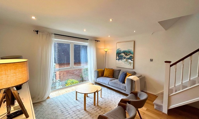 Putney Casa | London Putney: Exquisite, Spacious, Four Bed (Two Bath) House
