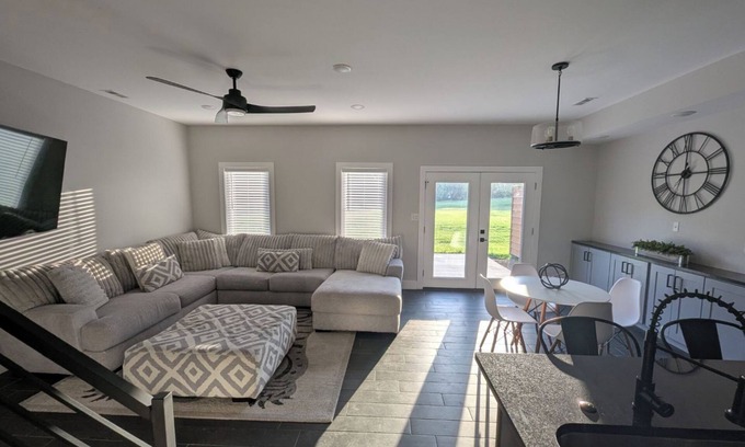 London Casa | London townhome in The Oaks of London. Enjoy a round of golf and the patio.