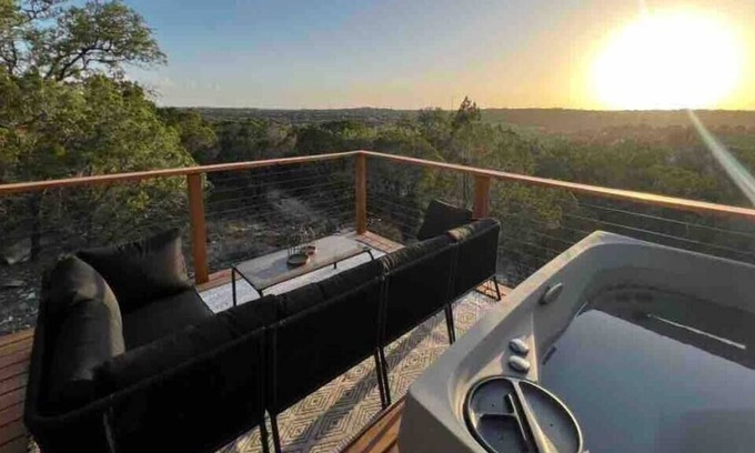 Canyon Lake Cabina | Lone Star Cabin Hilltop Views/Hot Tub/King Beds