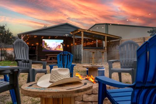 Canyon Lake Casa | Lone Star Getaway I Rec Barn I Fire Pit Nights I Movie Night Projector