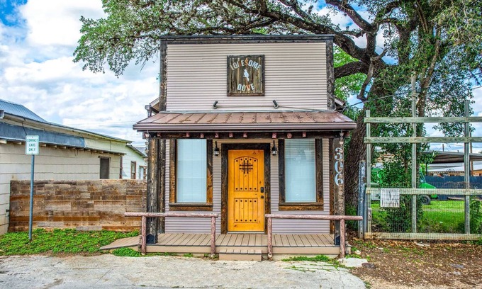Bandera Casa | Lonesome Dove Guesthouse