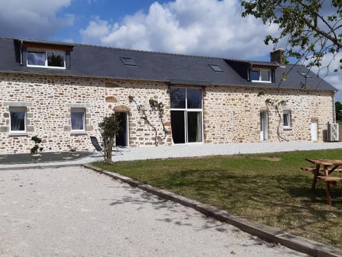Saint-Leonard-des-Bois Casa | Longère rénovée avec charme, 5 chambres, grand jardin, proche du village, idéale pour 15 pers. - FR-1-410-355