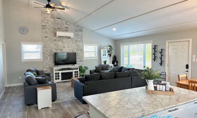 Long Point Casa | LONG POINT - HERONS LANDING sleeps 8-12 beach/bird watch