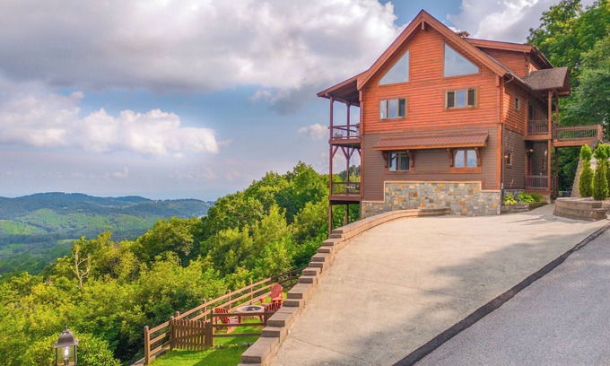 Blowing Rock Casa | Long Range Views!! Spacious 5-bedroom House Great For Multi Families!