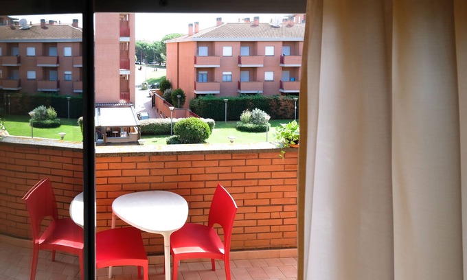Zona XXX Castel Fusano Apartamento | Apartamento de alquiler mensual en hermosa Residencia con patio y jardín