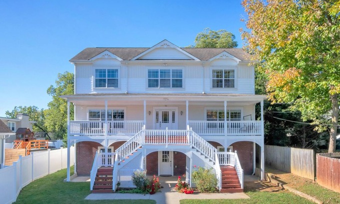 Martha Jefferson Casa | Long Street Cottage - 5 bdrm/3.5 bath - North Downtown