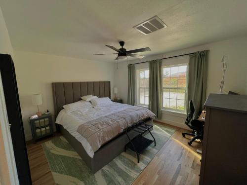 MacGregor Casa | Long Term, Blackout Curtain, 2 Monitor, King Bed Room in 2 BR Home