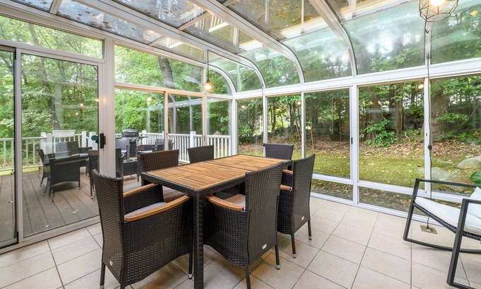 Clinton Casa | LONG-TERM Relaxing Glass House - Fall Leaves/Beach 5mins/Ski 25mins