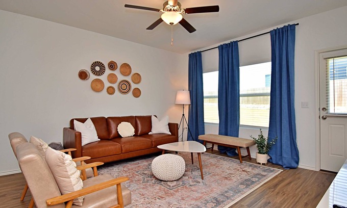 Del Valle Casa | Long-term Stays | Family-friendly | Communal pool!