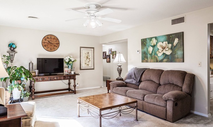 Ellendale Casa | Long-Term Stays - Germantown