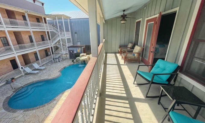 Gruene Casa | Long Weekend