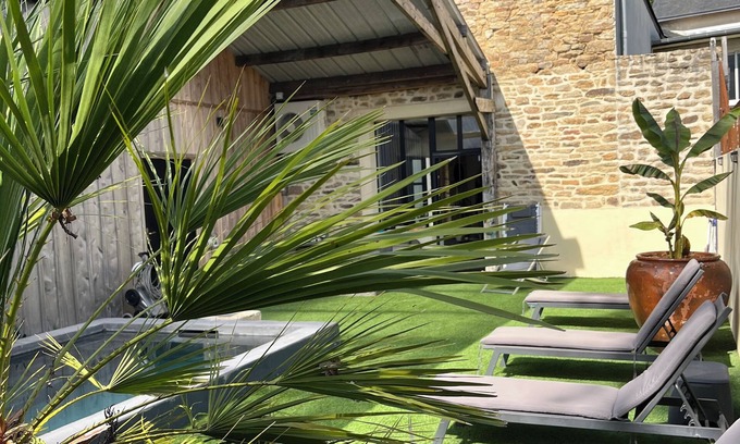 Locmaria-Grand-Champ Casa | Longere with character, 10 minutes from Vannes, heated semi-covered swimming pool.
