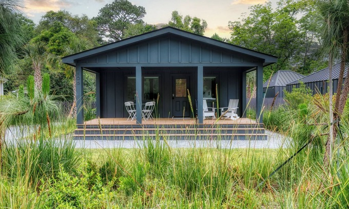 Summerville Historic District Cabaña | Longleaf Cottage-Walk to Downtown Summerville/Azalea Park