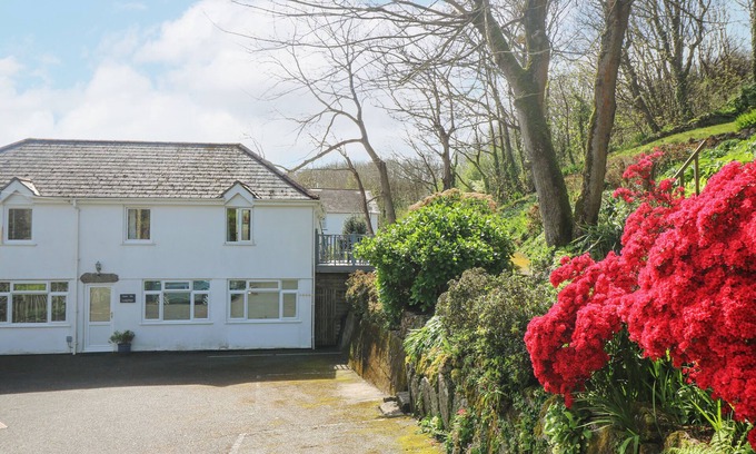 Porthcurno Cabaña | LONGSHIPS, country holiday cottage, with a garden in Porthcurno