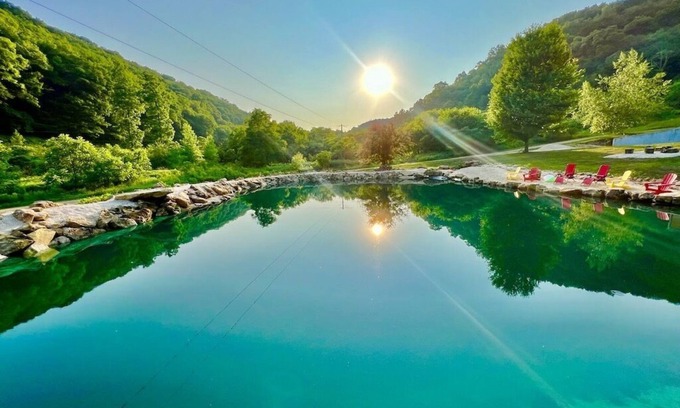 Harpers Ferry Cabina | Longview Lodge 6 Bedrooms with Hot Tub & Swimming Pond, firepit, & pool table
