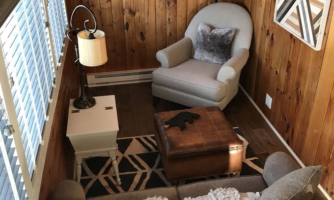 Longville Cabaña | Longville Vintage Cabin two blocks from town & lake!