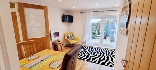 Looe Casa | Looe Holiday Home Cornwall Sleeps 2 Self Catering No Pets