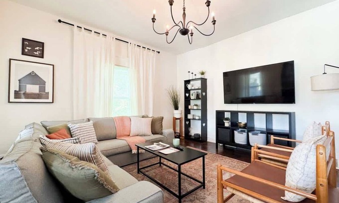 Lorain Casa | Look no further in Lorain! AC! Pets! 1st Floor