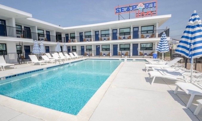 North Wildwood Condominio | Look No Further! Renovated 1 B/R Condo 1 Blk from the Beach with beautiful pool