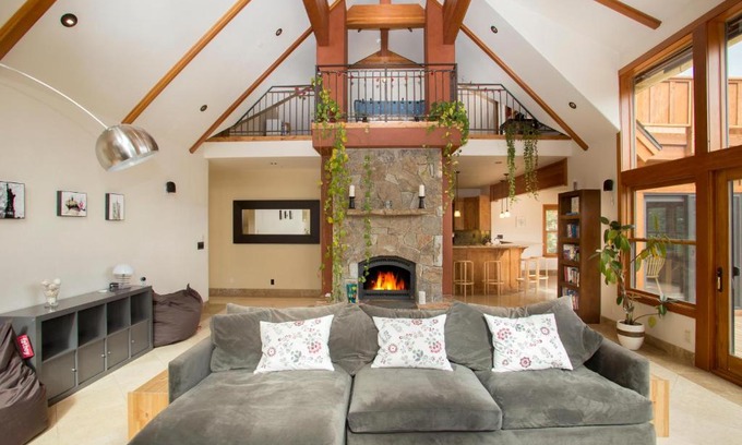 Kings Beach Casa | Look Out Lodge - On North Shore w Lake View, Hot Tub, Pool Table and Pet Friendly