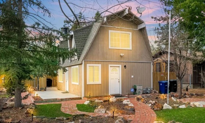 Big Bear City Cabina | Looking for a comfy and cozy cabin well here's Tiny Peace of Paradise